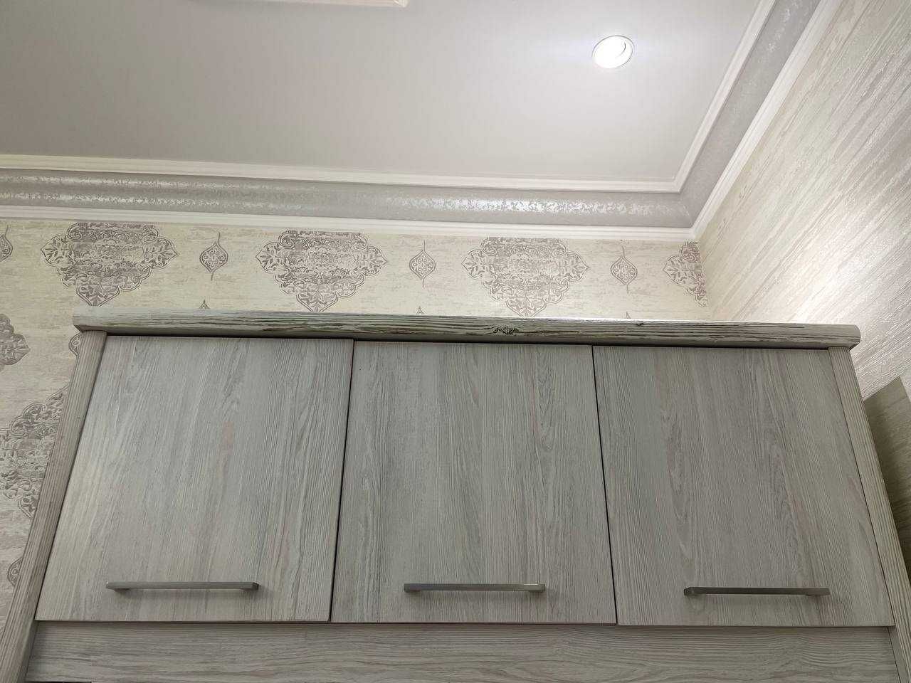 Yaxshi holatda yotoq va shkaf – matras va topper bilan!