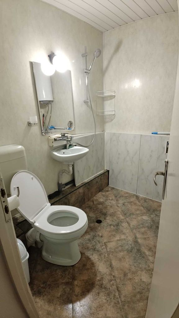 Продава се Двустаен апартамент в Шумен, 2-ри корпус - 46 кв.м за 1386 €/кв.м - Снимка #3