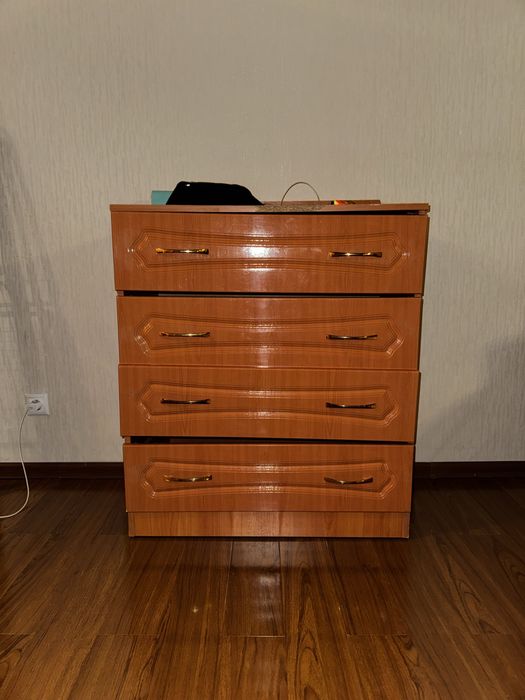 Комод, отдаю бесплатно, в комплекте илет зеркало с рамкой