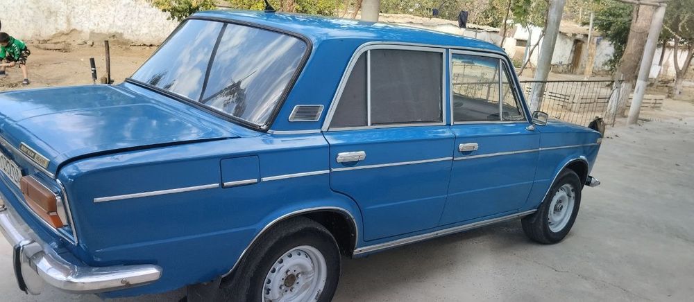 Vaz 2103 sotiladi. 1975 yil ishlab chiqarilgan. Holati aʼlo.