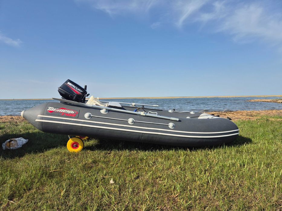 Продам лодку с двигателем Mercury 9.9