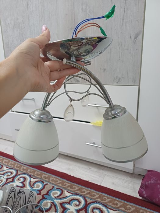 Продам люстру 2 плафона