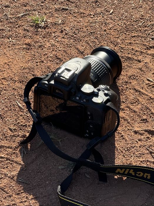 Продавам Nikon D5600 с обектив + аксесоари – Отлично състояние!