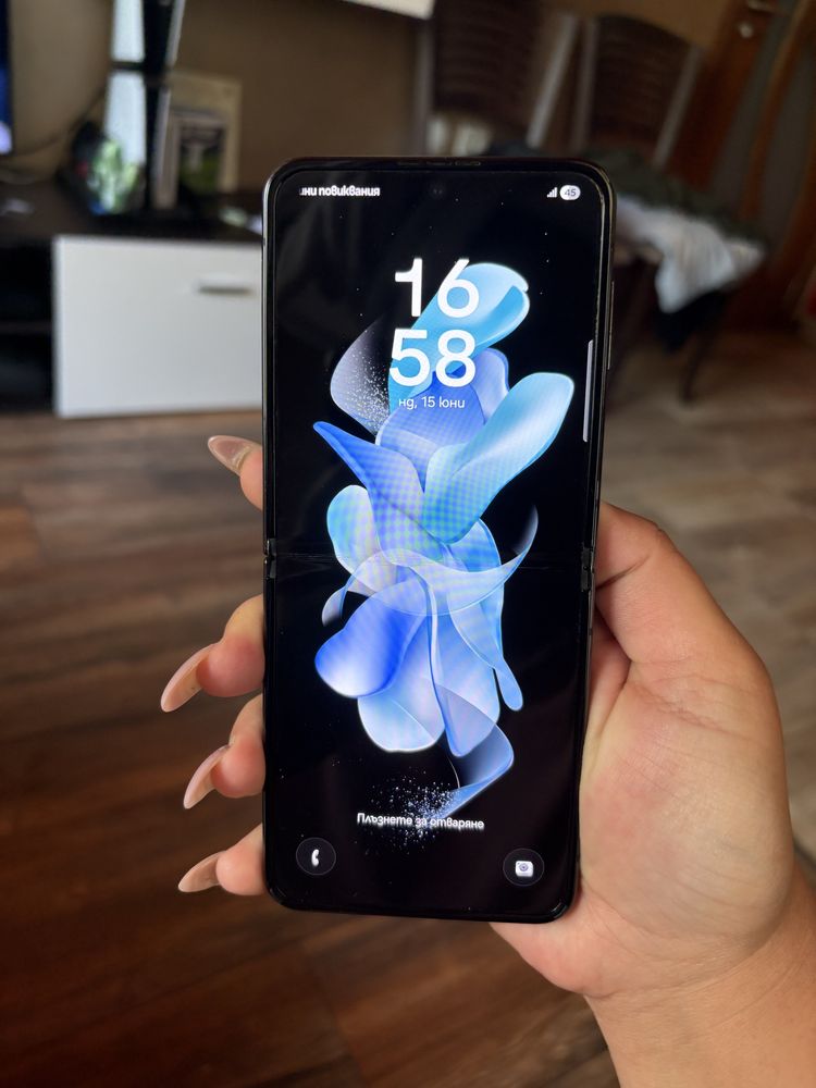 Samsung Z Flip4 124GB Graphite
