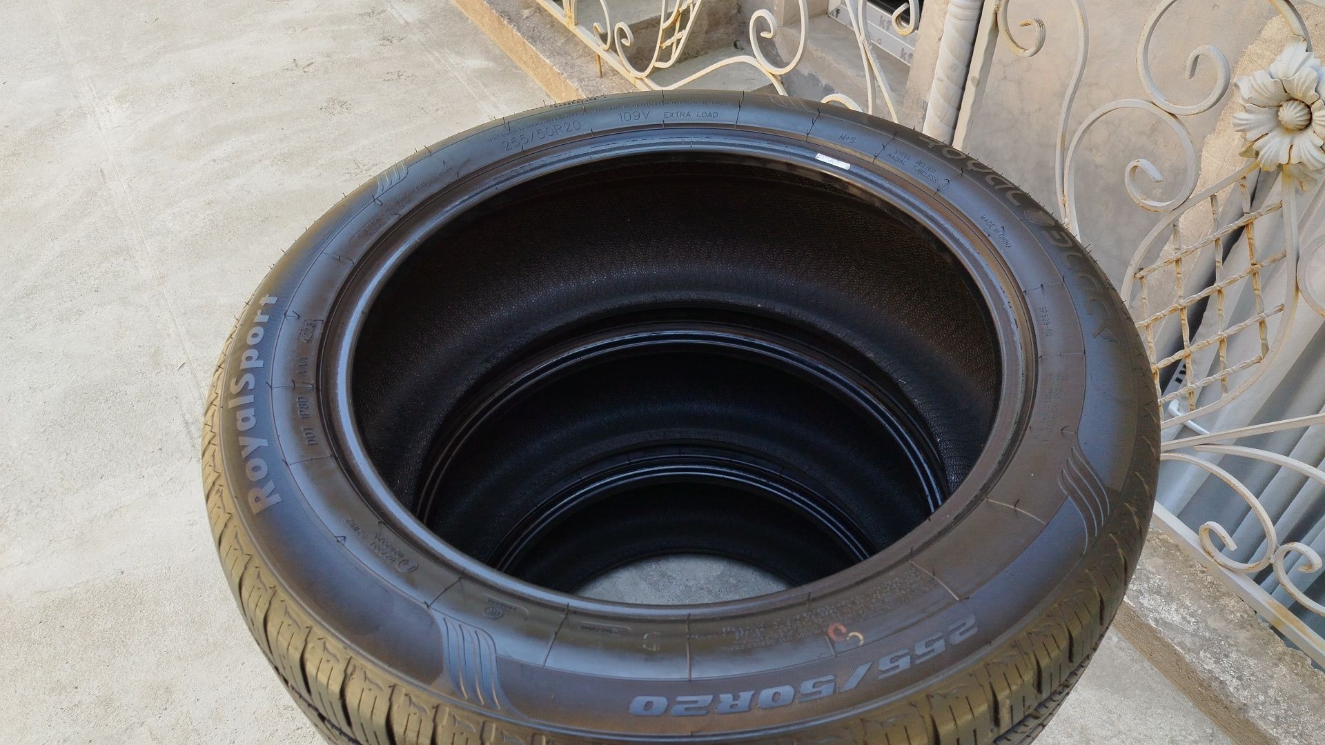 255 50 R20 Shina Royalblaek