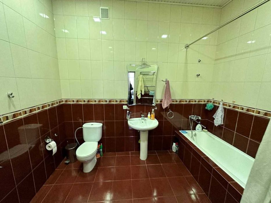 Продаётся 4сот. на одном участке 2 дома в Мирабадским  районе