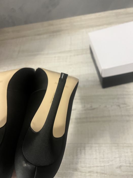 Черни класически обувки на ток Nine West