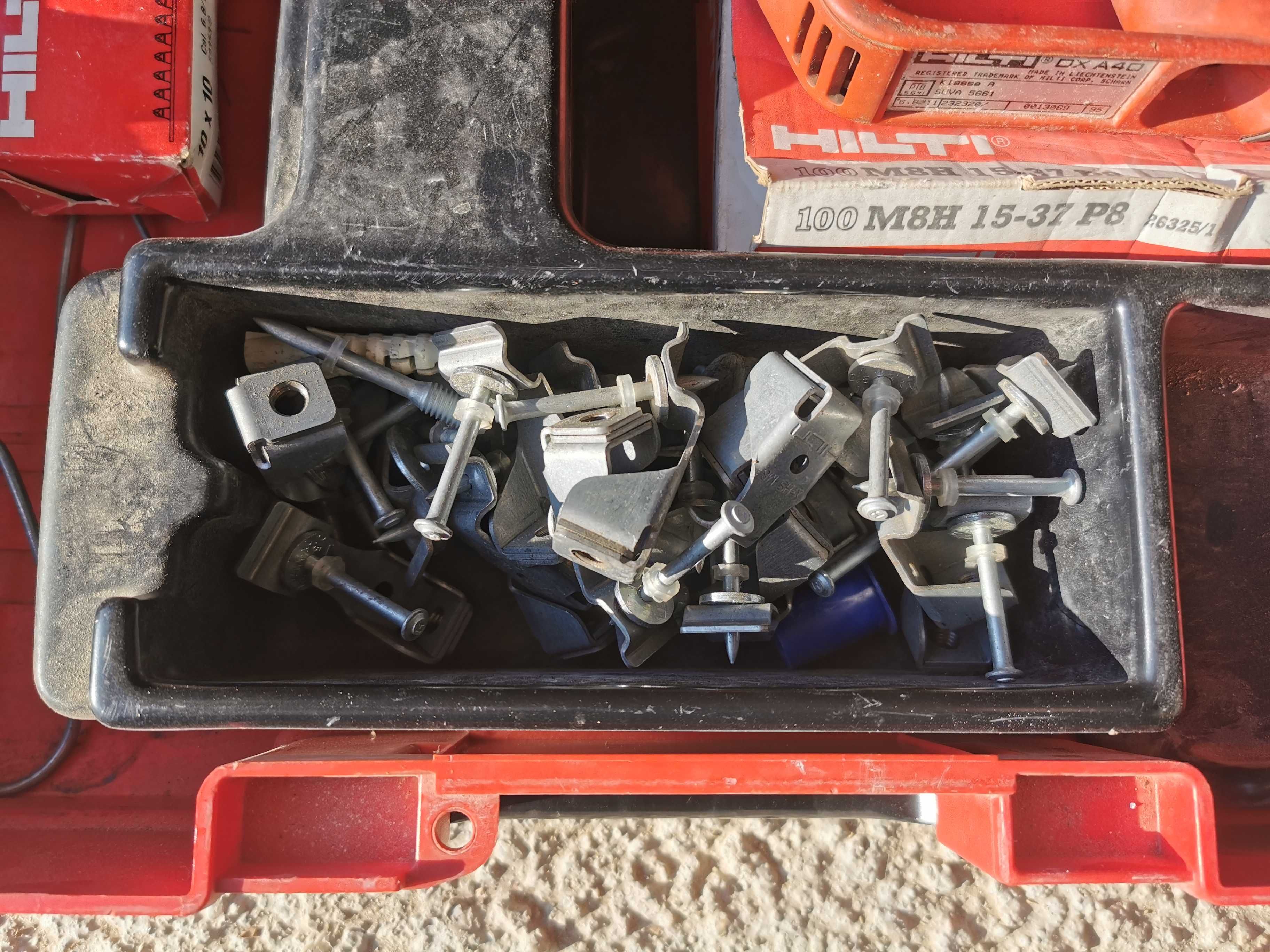 Hilti DX A40 KLASSE A calibru 6.8 11 Pistol cuie + bolturi + geamantan