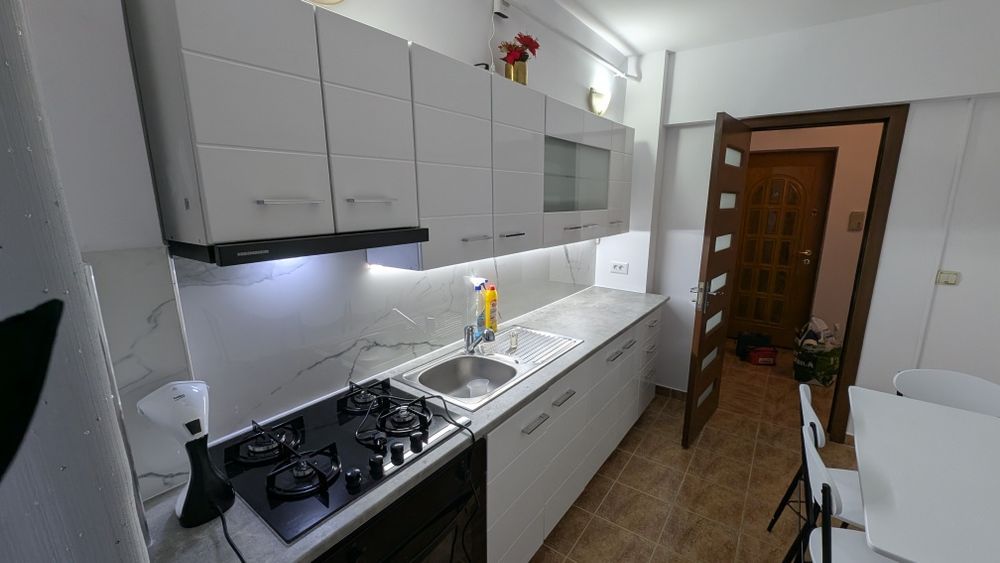 Închiriez apartament cu două camere!