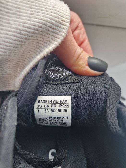 Vand Adidas cu talpa înaltă în interior