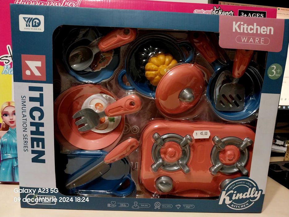 Set bucatarie,nou,in cutie