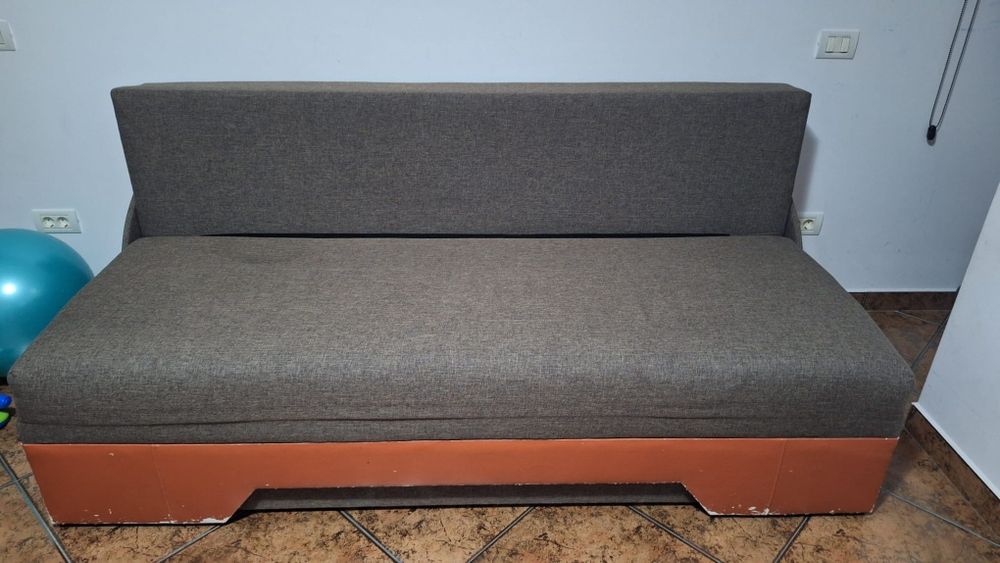 Vând canapea extensibilă cu ladă de depozitat.Pret 300 Lei negociabil