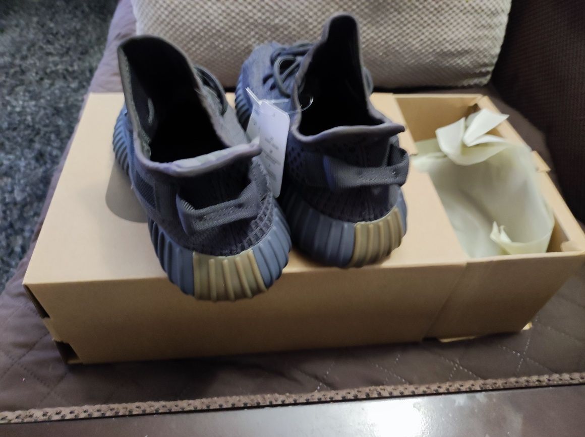 Yezzy 350 Boots Crystal and Cinder два модела