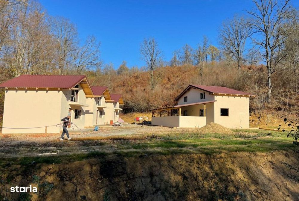 Vanzare - 3 case vacanta finisate interior, cu teren 14 ari concesiona