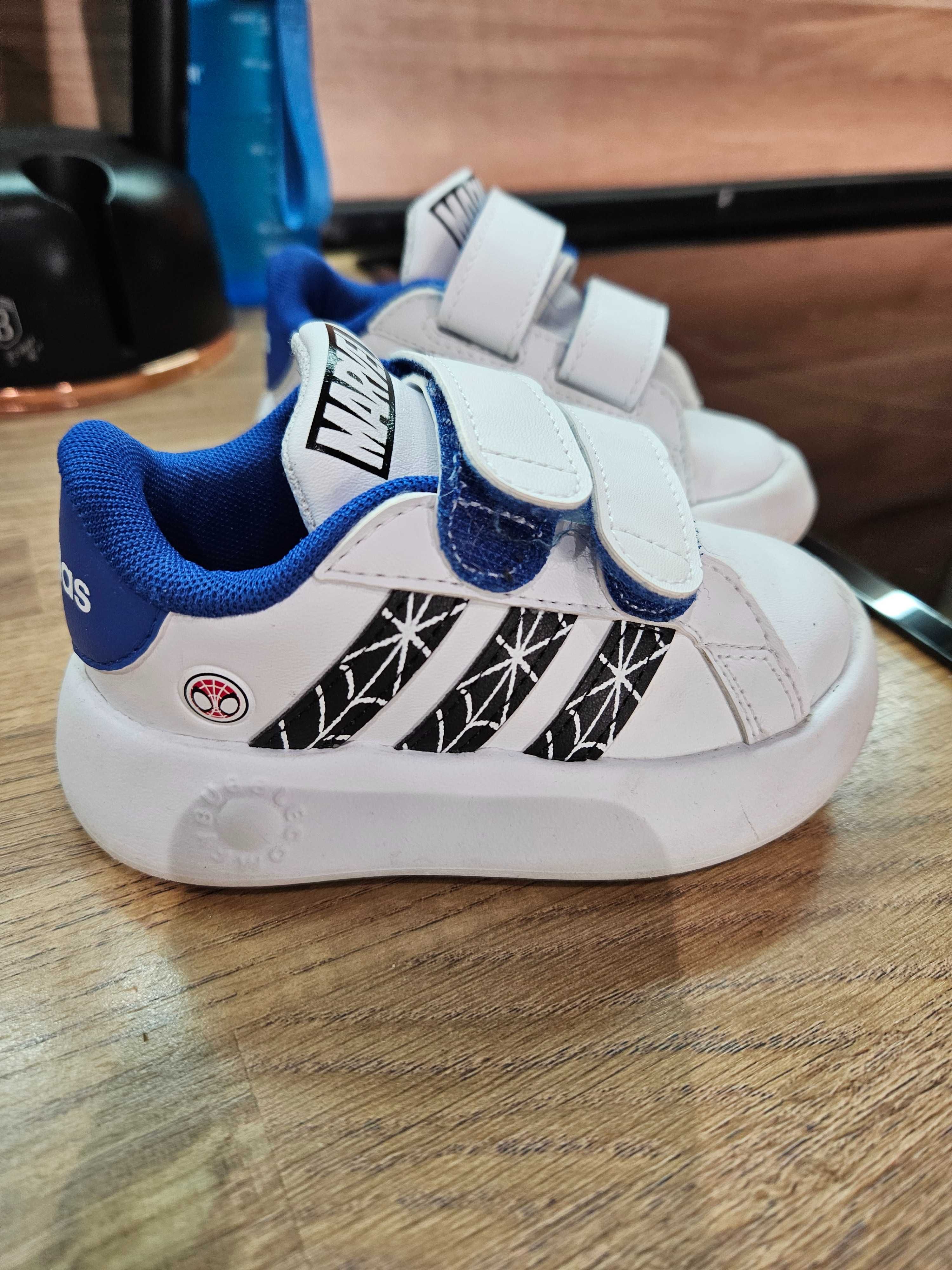 Обувки adidas за момче