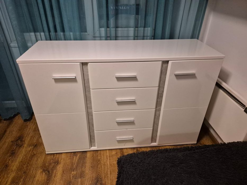 Продавам скрин бял