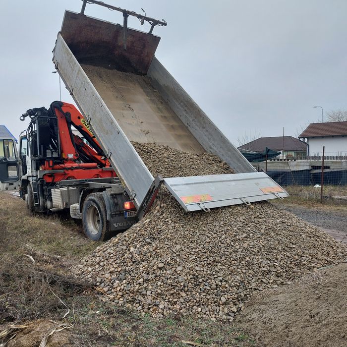 Transport nisip sort pământ lemne baloți cu mașină basculabilă ,macara