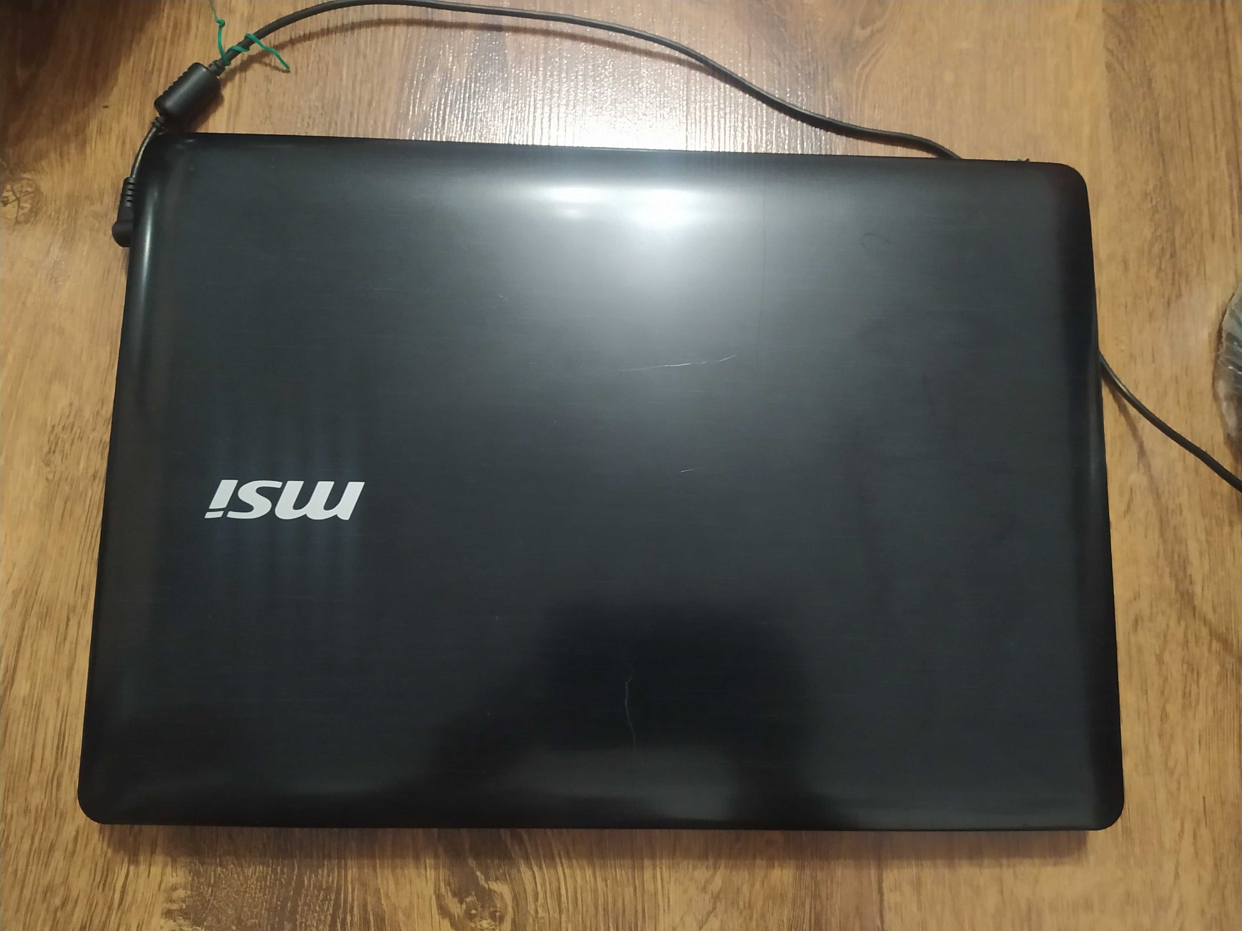 Laptop MSI cu balama rupta
