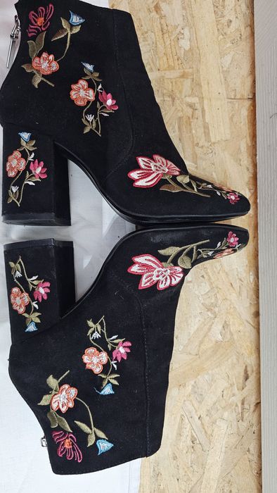 Ghete toc negre cu model floral nr 37 Bershka