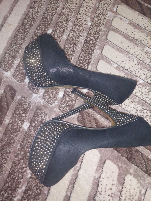 Pantofi în stare buna prețul la ambele perechi