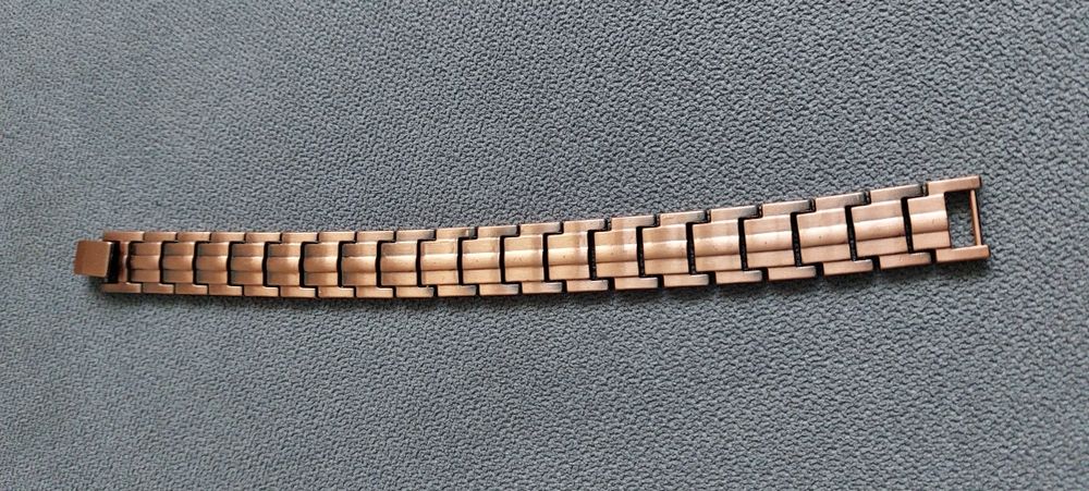 Медна гривна с магнити