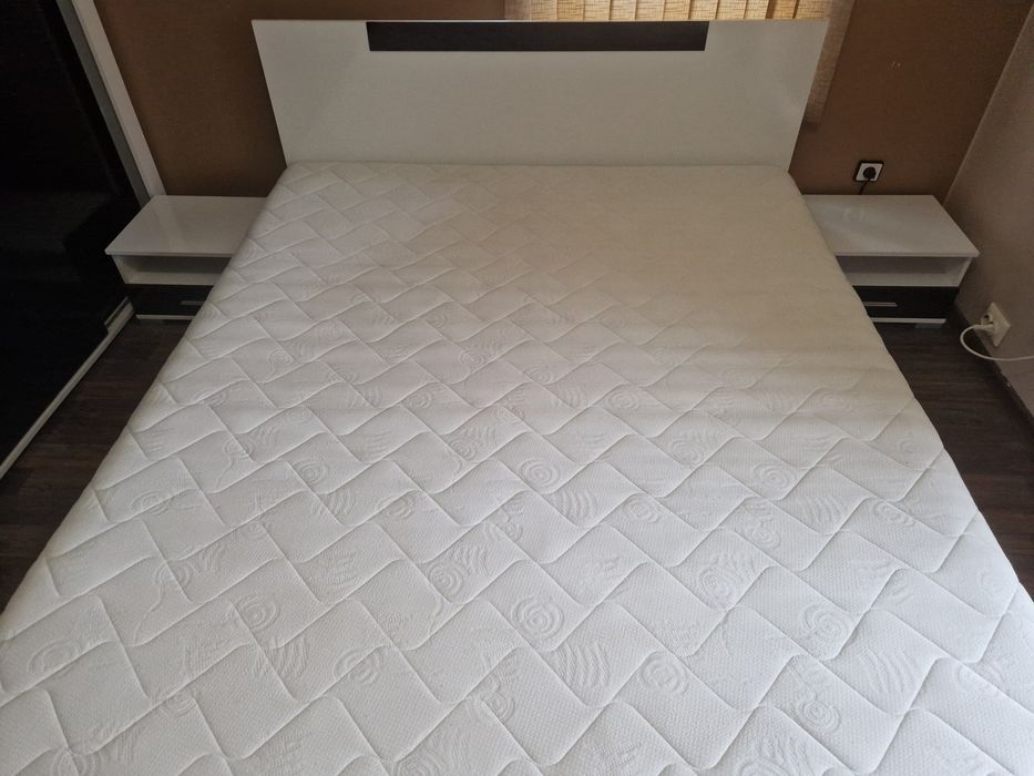 Продавам Спален комплект + матрак и секция