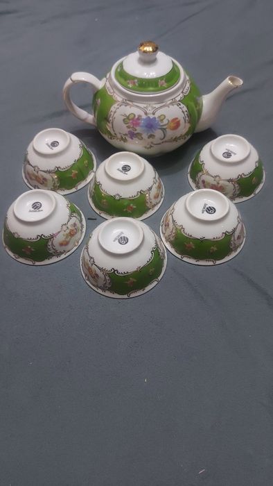Продам чайник с пиалушками
