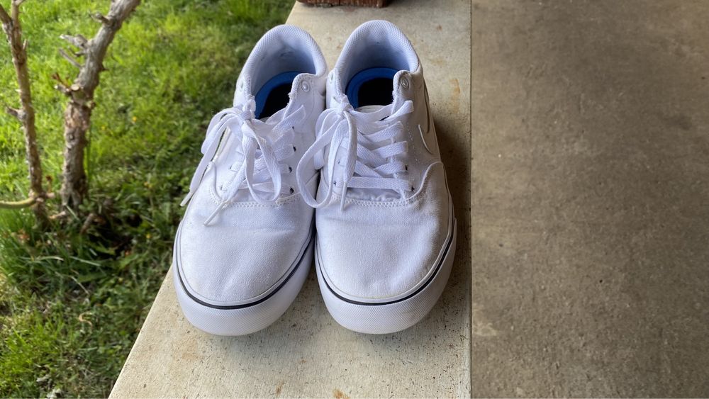 Nike SB Chron 2 Albi și Vans Slip-On Negri