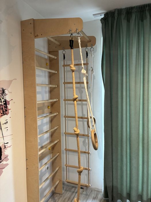 Шведска стена от нелакирано дърво