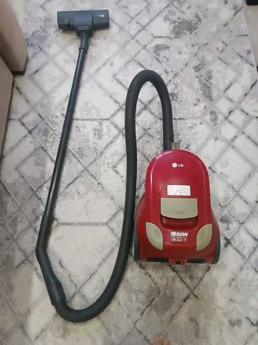 Пылесос LG . В хорошем состоянии .