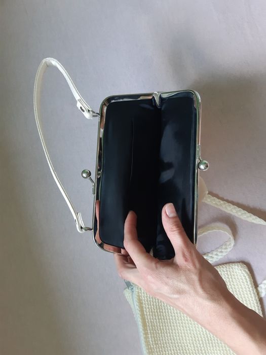 Нови мини дамски чанти в кремав цвят.