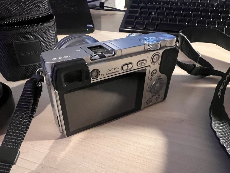 REZERVAT - Kit Sony a6000 + 3 obiective