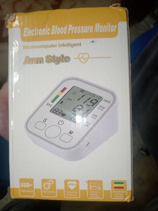 Электронный тонометр для измерения артериального давления.