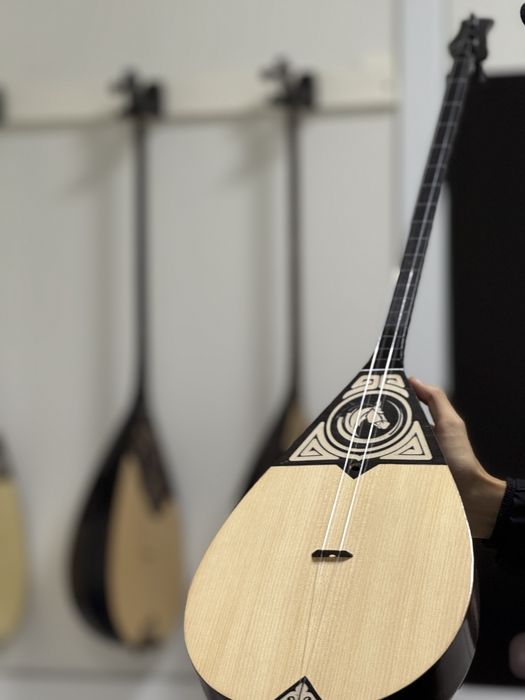 Домбыралар тікелей шеберханадан. Ақтөбе қаласы