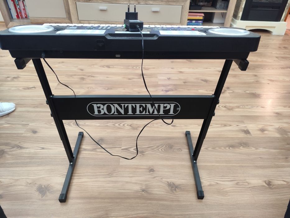 Дигитален синтезатор с 54 клавиши.