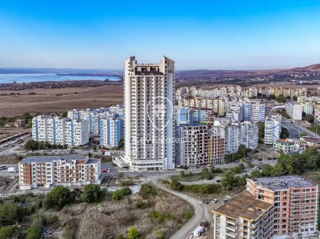 Двустаен апартамент без ремонт в висок жилищен блок, Бургас
