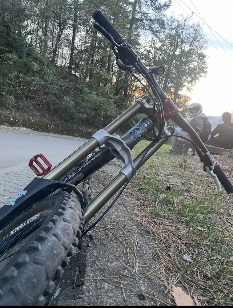 Bicicleta full suspension