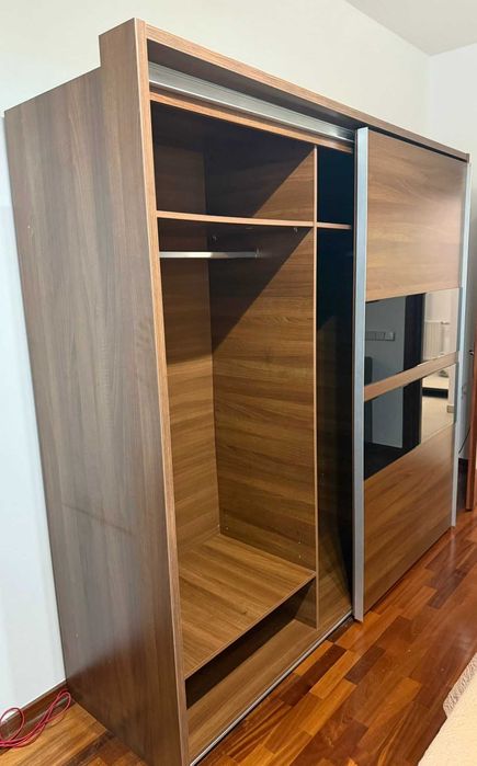 Dressing cu usi glisante; Sifonier cu rafturi si bara; Dulap cu polite