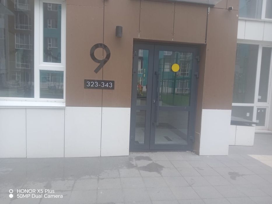 Двери алюминиевые подъездные.  Б/у