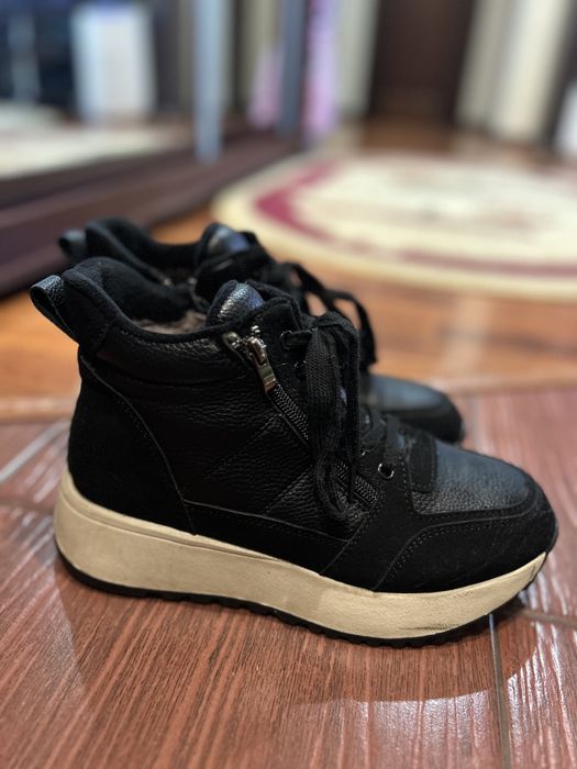 Продам зимние кроссовки