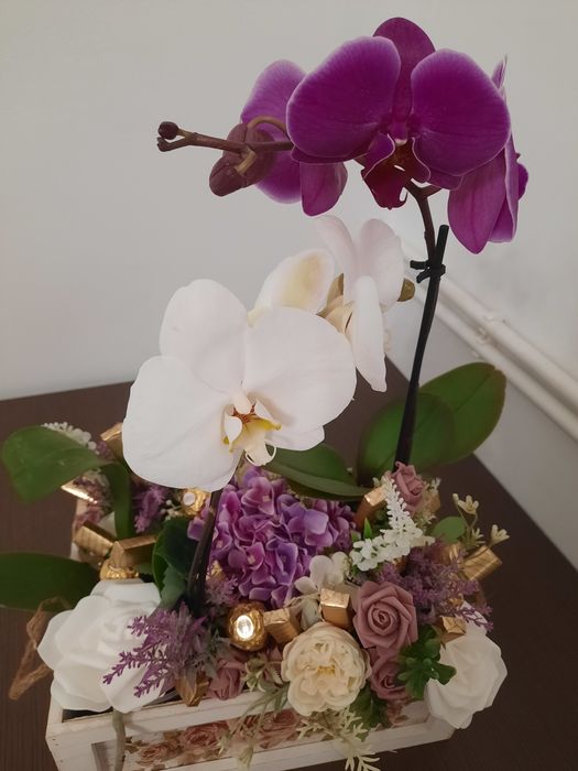 Aranjamente florale si tort din dulciuri zile de Nastere, Cadouri