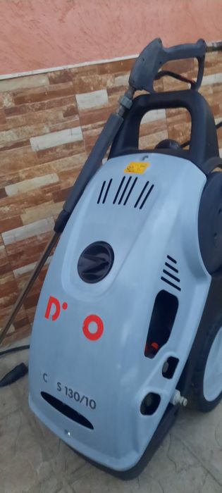 Машина за Почистване Измиване на Соларен Парк