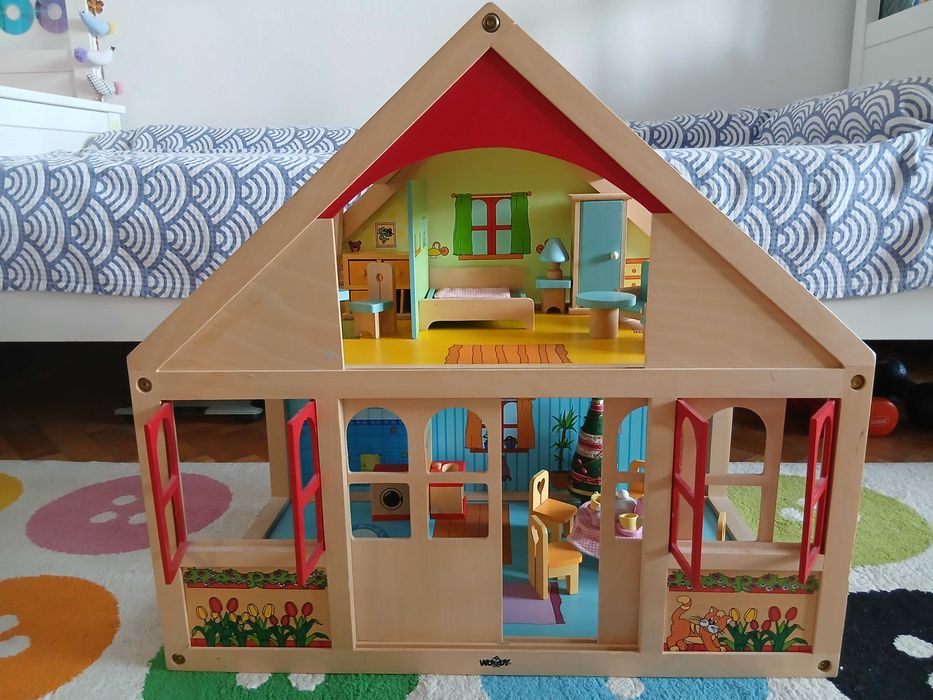 Двуетажна къща за кукли