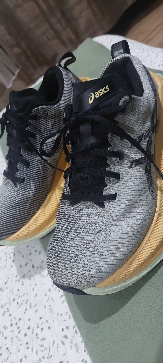 Маратонки ASICS 36н.