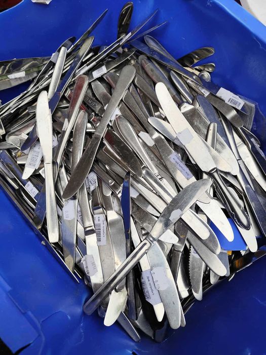 Продават се нови ножове и вилици за ресторант