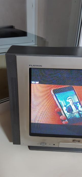 Телевизор плоский пузатый
