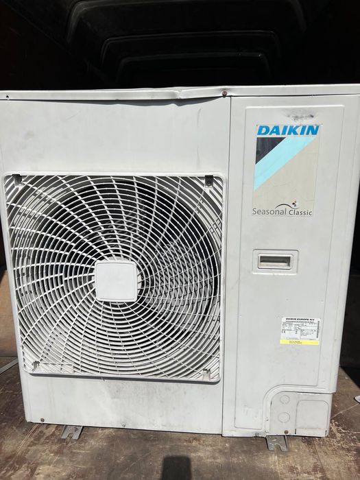 Продава се климатик дайкин RZQSG125L8V1B