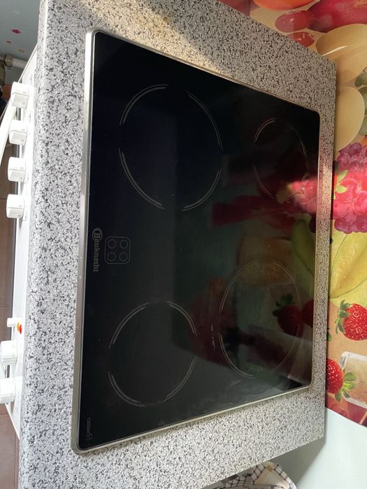 Vând aragaz Bauknecht