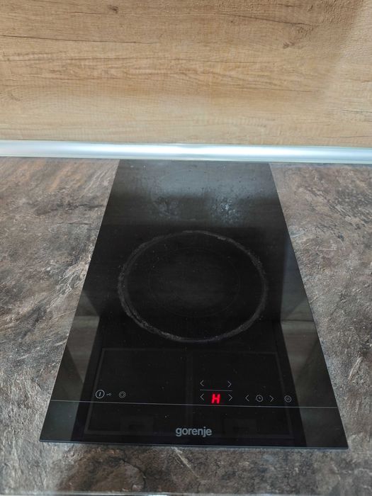 Кухня / кухненски бокс 340 220 с електроуреди, запазени