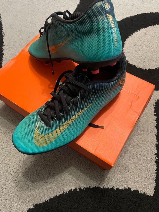 Момчешки бутонки на Найк